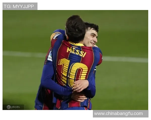 足球明星情侣甜蜜同框瞬间曝光引发粉丝热议与羡慕